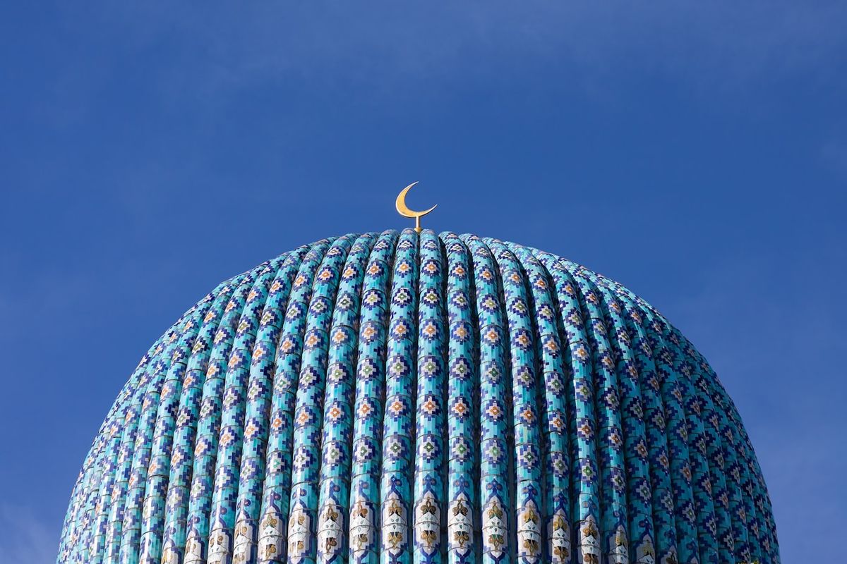 Dôme de mosquée couronné d'un croissant de lune